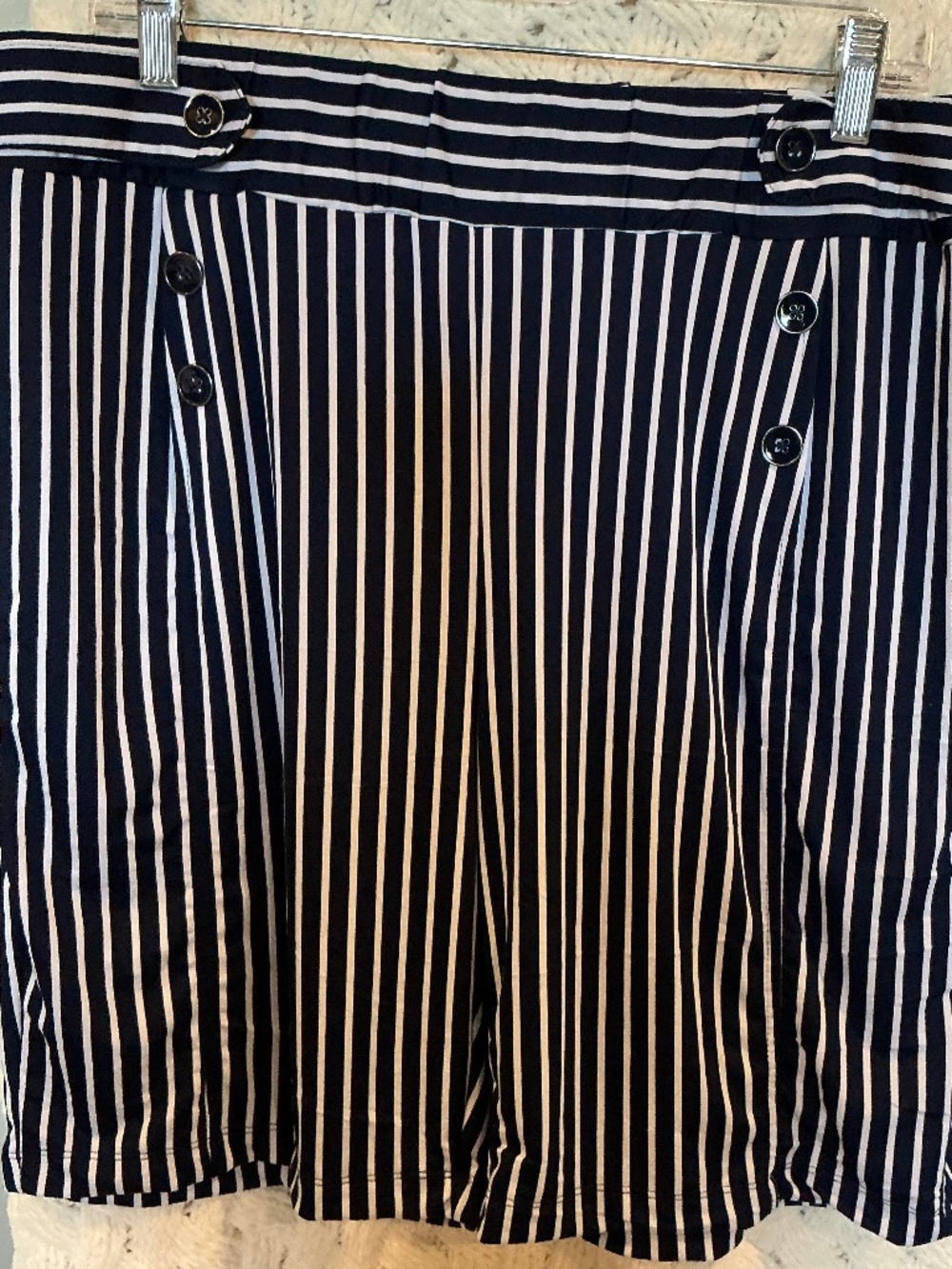 Women’s striped stretch shorts